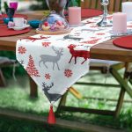 Realhomes Beyaz Zeminde Yılbaşı Motifleri Dijital Baskılı Özel Tasarım Püsküllü Şönil Üçgen Runner Realhomes