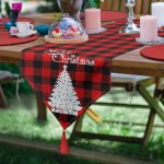 - UcgenRunner-3057-Gorsel - Realhomes Siyah Kırmızı Ekose Desenli Yılbaşı Temalı Dekoratif Püsküllü Şönil Üçgen Runner Realhomes