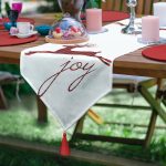 - UcgenRunner-3060-Gorsel - Realhomes  Realhomes Joy Ekose Geyik Desenli Dekoratif Özel Tasarım Püsküllü Şönil Üçgen Runner Realhomes