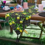 Realhomes Siyah Zeminde Ekose Desenli Limon Baskılı Dekoratif Püsküllü Şönil Üçgen Runner Realhomes