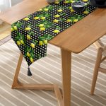 Realhomes Siyah Zeminde Ekose Desenli Limon Baskılı Dekoratif Püsküllü Şönil Üçgen Runner Realhomes