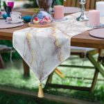 Altın Yaldız Çizgili Mermer Desenli Dekoratif Püsküllü Şönil Üçgen Runner Realhomes