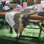 - UcgenRunner-3132-Gorsel - Realhomes Realhomes Modern Siyah Beyaz Altın Mermer Motifli Dijital Baskılı Özel Tasarım Püsküllü Şönil Üçgen Runner Realhomes