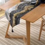 - UcgenRunner-3132-Gorsel-2 - Realhomes Realhomes Modern Siyah Beyaz Altın Mermer Motifli Dijital Baskılı Özel Tasarım Püsküllü Şönil Üçgen Runner Realhomes