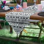 - UcgenRunner-3395-Gorsel - Realhomes Realhomes Siyah Beyaz Dekoratif African Motifli Modern Özel Tasarım Püsküllü Şönil Üçgen Runner Realhomes