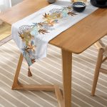 Beyaz Zeminde Mavi Ve Turuncu Yaprak Desenli Püsküllü Şönil Üçgen Runner Realhomes