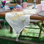 Realhomes Gri Zemin Üzerinde Gold Detaylı Soft Çizim Desenli Dijital Baskılı Özel Tasarım Püsküllü Şönil Üçgen Runner Realhomes