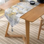 Realhomes Gri Zemin Üzerinde Gold Detaylı Soft Çizim Desenli Dijital Baskılı Özel Tasarım Püsküllü Şönil Üçgen Runner Realhomes