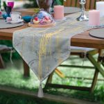 - UcgenRunner-7193-Gorsel - Realhomes  Realhomes Antrasit Zemin Üzerinde Gold Detaylı Çizim Desenli Dijital Baskılı Özel Tasarım Püsküllü Şönil Üçgen Runner Realhomes