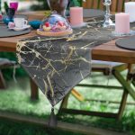 Realhomes Siyah Zeminde Gold Renkli Çizim Desenli Dijital Baskılı Özel Tasarım Püsküllü Şönil Üçgen Runner Realhomes