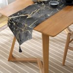 Realhomes Siyah Zeminde Gold Renkli Çizim Desenli Dijital Baskılı Özel Tasarım Püsküllü Şönil Üçgen Runner Realhomes