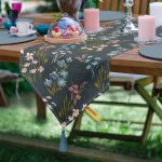 Realhomes Siyah Zemin Üzerinde Rengarenk Çiçek Desenli Dijital Baskılı Özel Tasarım Püsküllü Şönil Üçgen Runner Realhomes