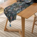 Realhomes Siyah Zemin Üzerinde Rengarenk Çiçek Desenli Dijital Baskılı Özel Tasarım Püsküllü Şönil Üçgen Runner Realhomes