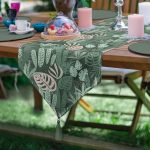 Realhomes Siyah Zemin Üzerinde Rengarenk Çiçek Desenli Dijital Baskılı Özel Tasarım Püsküllü Şönil Üçgen Runner Realhomes