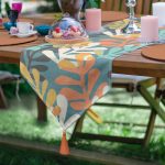 Realhomes Renkli Zemin Üzerinde Onedraw Çizimli Yaprak Motifli Dijital Baskılı Özel Tasarım Püsküllü Şönil Üçgen Runner Realhomes