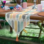 - UcgenRunner-7298-Gorsel - Realhomes Realhomes Krem Zemin Üzerinde Yaprak Desenli Dijital Baskılı Özel Tasarım Püsküllü Şönil Üçgen Runner Realhomes