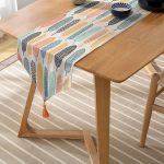 - UcgenRunner-7298-Gorsel-2 - Realhomes Realhomes Krem Zemin Üzerinde Yaprak Desenli Dijital Baskılı Özel Tasarım Püsküllü Şönil Üçgen Runner Realhomes