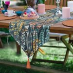 Realhomes Siyah Zemin Üzerinde Yaprak Desenli Dijital Baskılı Özel Tasarım Püsküllü Şönil Üçgen Runner Realhomes