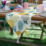 - UcgenRunner-7307-Gorsel - Realhomes  Realhomes Beyaz Zemin Üzerinde Yaprak Desenli Dijital Baskılı Özel Tasarım Püsküllü Şönil Üçgen Runner Realhomes