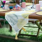 Realhomes Beyaz Zemin Üzerinde Soft Renkli Yaprak Motifli Dijital Baskılı Özel Tasarım Püsküllü Şönil Üçgen Runner Realhomes