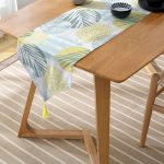 Realhomes Beyaz Zemin Üzerinde Soft Renkli Yaprak Motifli Dijital Baskılı Özel Tasarım Püsküllü Şönil Üçgen Runner Realhomes