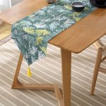 Realhomes Renkli Zemin Üzerinde Onedraw Çizimli Yaprak Motifli Dijital Baskılı Özel Tasarım Püsküllü Şönil Üçgen Runner Realhomes