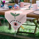 - UcgenRunner-7384-Gorsel - Realhomes Realhomes Pudra Zemin Üzerinde Onedraw Çizimli Çiçek Desenli Dijital Baskılı Özel Tasarım Püsküllü Şönil Üçgen Runner Realhomes