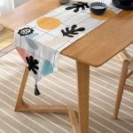 - UcgenRunner-7387-Gorsel-2 - Realhomes Realhomes Renkli Zemin Üzerinde Onedraw Çizimli Yaprak Motifli Dijital Baskılı Özel Tasarım Püsküllü Şönil Üçgen Runner Realhomes