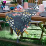 Realhomes Rengarenk Zeminde Onedraw Çizimli Çiçek Desenli Dijital Baskılı Özel Tasarım Püsküllü Şönil Üçgen Runner Realhomes