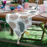 Realhomes Beyaz Zeminli Onedraw Çizimli Yaprak Motifli Dijital Baskılı Özel Tasarım Püsküllü Şönil Üçgen Runner Realhomes