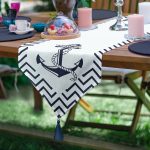 - UcgenRunner-7728-Gorsel - Realhomes Realhomes Beyaz Zemin Üzerinde Geometrik Çizimli Çapa Desenli Dijital Baskılı Özel Tasarım Püsküllü Şönil Üçgen Runner Realhomes