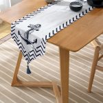 - UcgenRunner-7728-Gorsel-2 - Realhomes Realhomes Beyaz Zemin Üzerinde Geometrik Çizimli Çapa Desenli Dijital Baskılı Özel Tasarım Püsküllü Şönil Üçgen Runner Realhomes