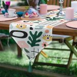 Realhomes Beyaz Zemin Üzerinde Geometrik Desenli Dijital Baskılı Özel Tasarım Püsküllü Şönil Üçgen Runner Realhomes