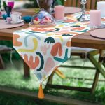 Realhomes Beyaz Zemin Üzerinde Geometrik Desenli Dijital Baskılı Özel Tasarım Püsküllü Şönil Üçgen Runner Realhomes