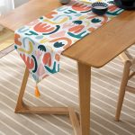 Realhomes Beyaz Zemin Üzerinde Geometrik Desenli Dijital Baskılı Özel Tasarım Püsküllü Şönil Üçgen Runner Realhomes