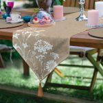 Realhomes Rengarenk Zemin Üzerinde Beyaz Çiçek Desenli Dijital Baskılı Özel Tasarım Püsküllü Şönil Üçgen Runner Realhomes