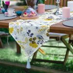 Realhomes Beyaz Zemin Üzerinde Rengarenk Çiçek Desenli Dijital Baskılı Özel Tasarım Püsküllü Şönil Üçgen Runner Realhomes