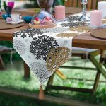 Realhomes Beyaz Zemin Üzerinde Rengarenk Çiçek Desenli Dijital Baskılı Özel Tasarım Püsküllü Şönil Üçgen Runner Realhomes