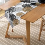 Realhomes Beyaz Zemin Üzerinde Rengarenk Çiçek Desenli Dijital Baskılı Özel Tasarım Püsküllü Şönil Üçgen Runner Realhomes