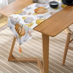 - UcgenRunner-8529-Gorsel-2 - Realhomes Realhomes Beyaz Zemin Üzerinde Bal Kabağı Desenli Dijital Baskılı Özel Tasarım Püsküllü Şönil Üçgen Runner Realhomes