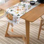 Realhomes Beyaz Zemin Üzerinde Bal Kabağı Desenli Dijital Baskılı Özel Tasarım Püsküllü Şönil Üçgen Runner Realhomes