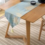 Realhomes Renkli Zemin Üzerinde Gold Detaylı Mermer Desenli Dijital Baskılı Özel Tasarım Püsküllü Şönil Üçgen Runner Realhomes