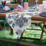 Realhomes Beyaz Zemin Üzerinde Gold Detaylı Yaprak Desenli Dijital Baskılı Özel Tasarım Püsküllü Şönil Üçgen Runner Realhomes