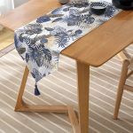 Realhomes Beyaz Zemin Üzerinde Gold Detaylı Yaprak Desenli Dijital Baskılı Özel Tasarım Püsküllü Şönil Üçgen Runner Realhomes