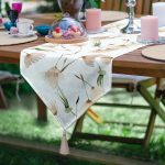 Realhomes Beyaz Zemin Üzerinde Çiçek Desenli Dijital Baskılı Özel Tasarım Püsküllü Şönil Üçgen Runner Realhomes