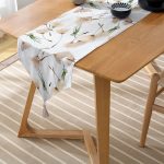 Realhomes Beyaz Zemin Üzerinde Çiçek Desenli Dijital Baskılı Özel Tasarım Püsküllü Şönil Üçgen Runner Realhomes