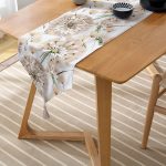 - UcgenRunner-8585-Gorsel-2 - Realhomes Realhomes Beyaz Zemin Üzerinde Çiçek Desenli Dijital Baskılı Özel Tasarım Püsküllü Şönil Üçgen Runner Realhomes