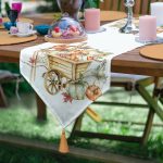 - UcgenRunner-8602-Gorsel - Realhomes Realhomes Beyaz Zemin Üzerinde Balkabağı Desenli Dijital Baskılı Özel Tasarım Püsküllü Şönil Üçgen Runner Realhomes