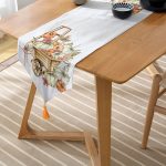 - UcgenRunner-8602-Gorsel-2 - Realhomes Realhomes Beyaz Zemin Üzerinde Balkabağı Desenli Dijital Baskılı Özel Tasarım Püsküllü Şönil Üçgen Runner Realhomes