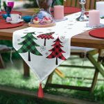 - UcgenRunner-8613-Gorsel - Realhomes  Realhomes Beyaz Zemin Üzerinde Ekose Desenli Çamağacı Motifli Dijital Baskılı Özel Tasarım Püsküllü Şönil Üçgen Runner Realhomes